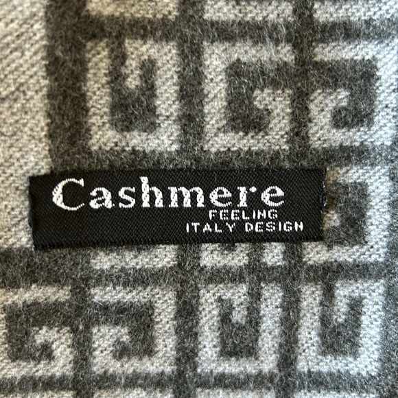 Cashmere Feeling Gorgeous Grey Design Scarf / 100% Polyester / Italy Design - Picture 2 of 2